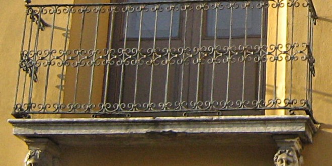 Perugia, bambino cade dal balcone