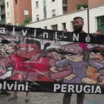 Lo striscione dei manifestanti