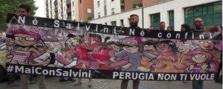 Lo striscione dei manifestanti