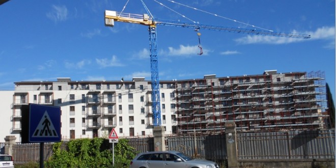 Ponte San Giovanni, quella gigantesca gru che spaventa i residenti