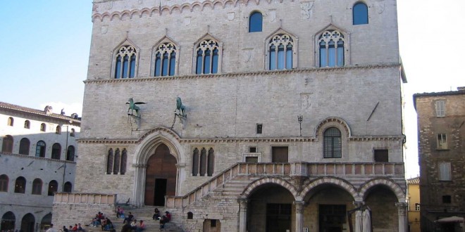 Sulle scale di palazzo dei Priori con un coltello nel marsupio