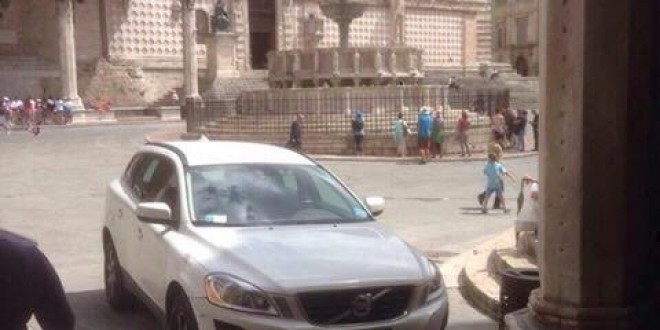 Tutti pazzi per la Volvo bianca, le immagini fanno il giro del web