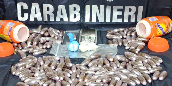 Duecento ovuli di hashish e cocaina nascosti in un tappeto, un arresto
