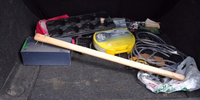 Perseguita la ex dopo la separazione e si costruisce una mazza chiodata per picchiare il suo attuale compagno