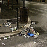 Un cestino per strada