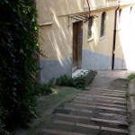 Degrado e incuria in Via delle Streghe: scritte sui muri, erba alta e sporcizia