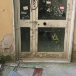Degrado e incuria in Via delle Streghe: scritte sui muri, erba alta e sporcizia