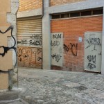 Degrado e incuria in Via delle Streghe: scritte sui muri, erba alta e sporcizia