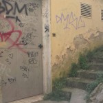 Degrado e incuria in Via delle Streghe: scritte sui muri, erba alta e sporcizia