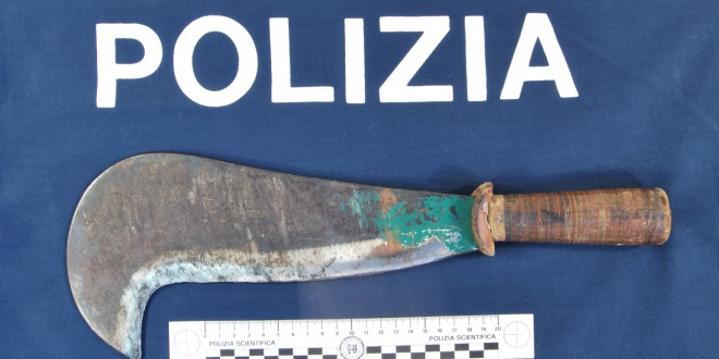 Minaccia una donna con una roncola, nei guai un sessantaduenne