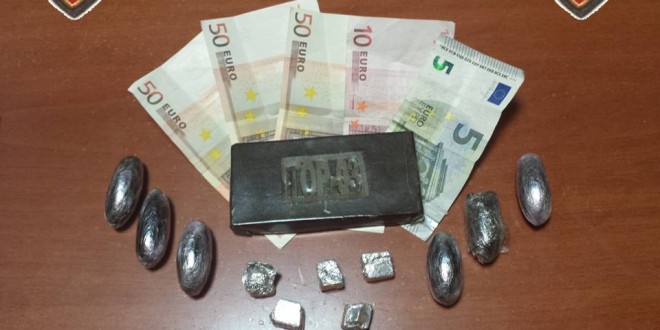 Gira con un panetto di hashish in tasca, nei guai un albanese di 24 anni