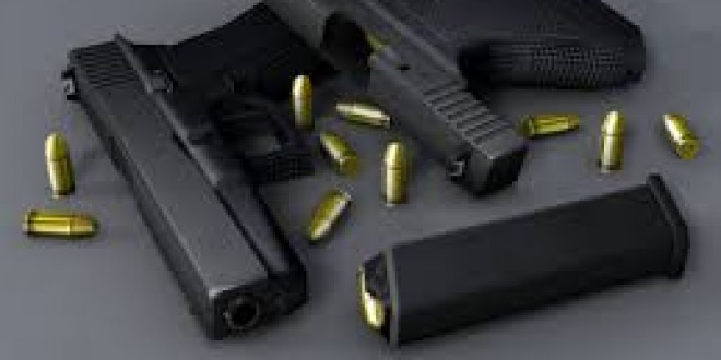 Molesta l’ex, la polizia gli sequestra le armi