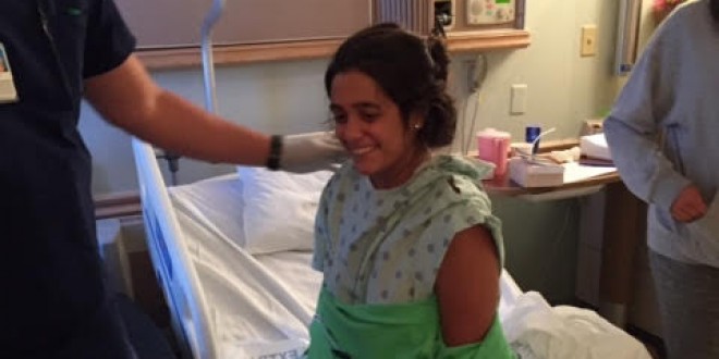 La ragazza americana caduta dalla finestra cammina di nuovo