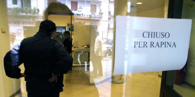 Rapina lampo in banca, solo 300 euro di bottino