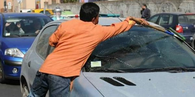 Tolleranza zero per chi elemosina in ogni angolo della città