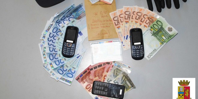 Ex addetto alla sicurezza beccato con 18 dosi di coca nascosta sotto il freno a mano