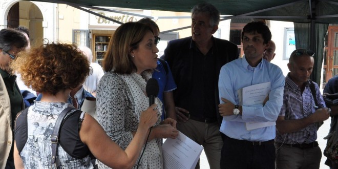 La Marini e Romizi con i lavoratori della Nestlè al gazebo di Perugia