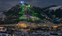 Gubbio accende la stella dell’albero di Natale in memoria dei caduti in tutti gli attacchi terroristici delle ultime settimane