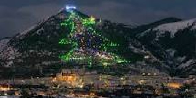 Gubbio accende la stella dell’albero di Natale in memoria dei caduti in tutti gli attacchi terroristici delle ultime settimane