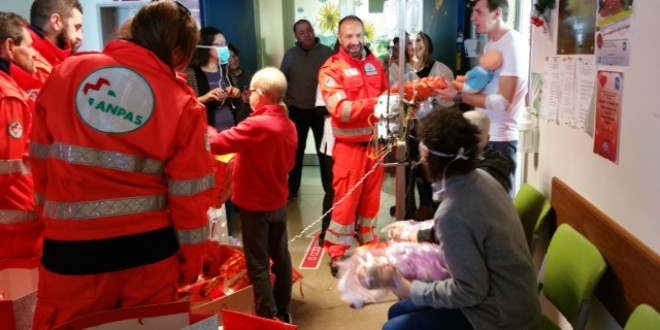 Momenti di commozione e gioia per la consegna dei regali ai bambini ricoverati in ospedale