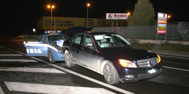 Fugge a folle velocità con un’auto rubata e tenta di investire i poliziotti, arrestato un pericoloso albanese