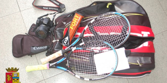 La foto della refurtiva data alla stampa consente alla polizia di incastrare i ladri