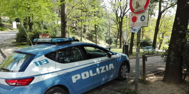 Nuovi controlli della polizia nei parchi cittadini: fermato un maghrebino con un “tirapugni” in tasca