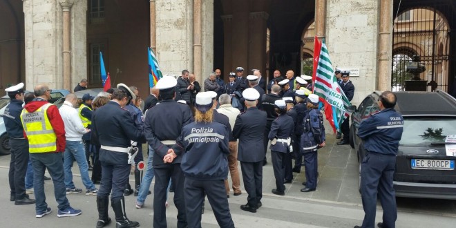 Anche in Umbria la protesta della polizia locale: “Contratto subito e più dignità al lavoro”