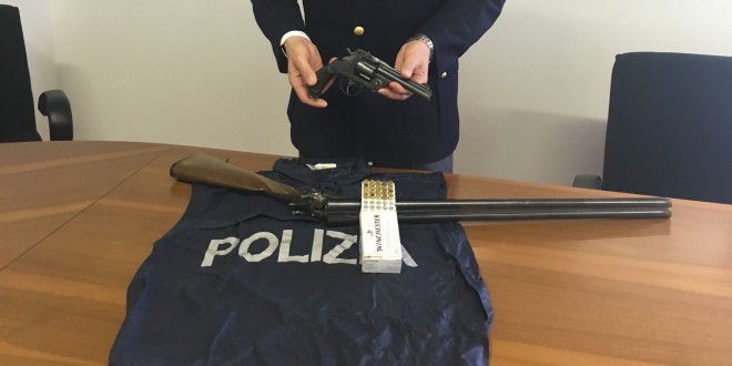 Lite in casa, la polizia interviene e scopre un arsenale