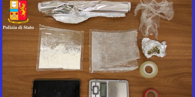 Trova in camera del figlio una bustina di “Speed” e lo denuncia: in manette un giovane spacciatore