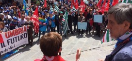 Perugia, in centinaia in piazza per chiedere il “contratto subito”