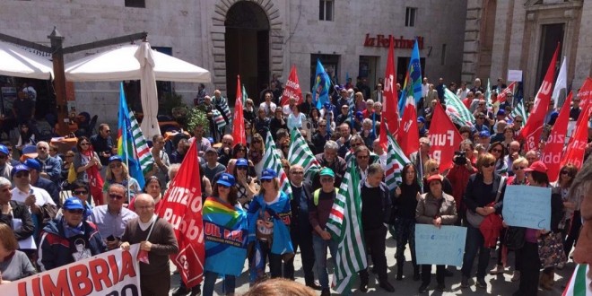 Perugia, in centinaia in piazza per chiedere il “contratto subito”