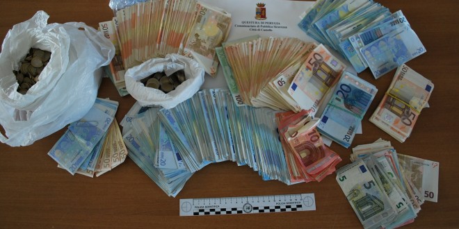 Sorpresa mentre rubava gli incassi della giornata, in manette dipendente infedele