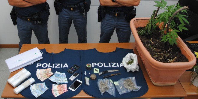 Coltivava marjuana sul terrazzo di casa e spacciava per arrotondare: arrestato un giovane incensurato