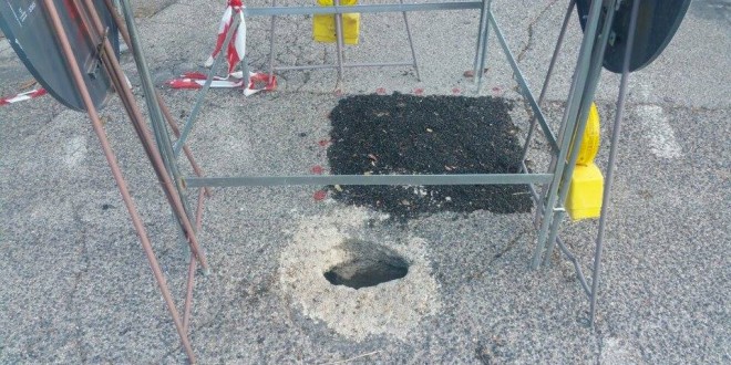 Borgo Rivo, si apre buco nell’asfalto: la segnalazione al comune risale a due settimane fa