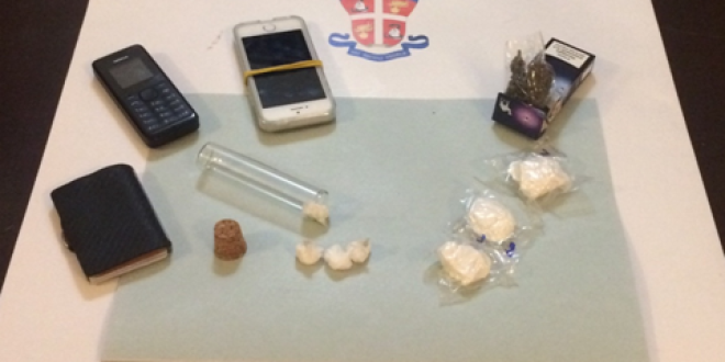 Suona al campanello del cliente per vendere droga, rispondono i carabinieri e lo arrestano