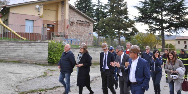 Il ministro Delrio in visita a Norcia nei luoghi colpiti dal sisma: “Fondamentale garantire la ricostruzione delle seconde case, delle aziende agricole e delle strutture ricettive”