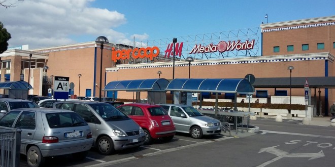 Centro commerciale Collestrada aperto il 2 giugno, scatta la protesta dei sindacati