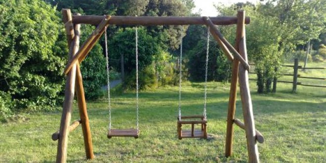 Nuovi giochi nell’area verde di via Toti grazie alla raccolta fondi avviata dai residenti