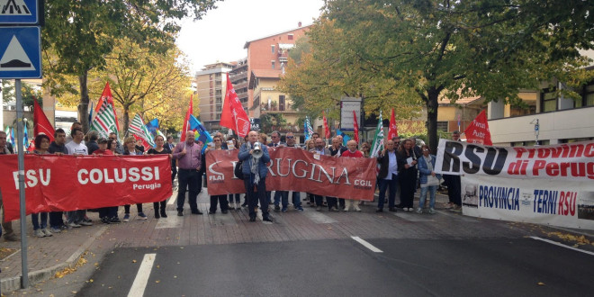Province, lavoratori in strada a Perugia: “Difendiamo il lavoro e i servizi”