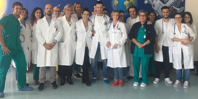 “Una manovra per la vita”, medici e infermieri in piazza a Perugia per insegnare come salvare i bambini dal soffocamento