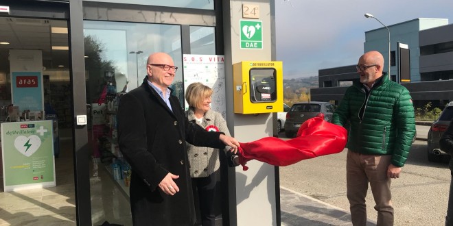 Inaugurato il nuovo defibrillatore presso la farmacia Afas di Villa Pitignano