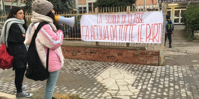 Pioggia dal soffitto al Liceo Statale Pieralli: la protesta degli studenti