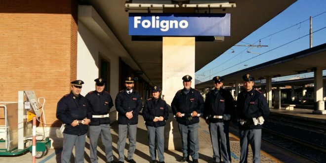 Ruba il cellulare ad un passeggero che si addormenta, denunciato dalla Polfer