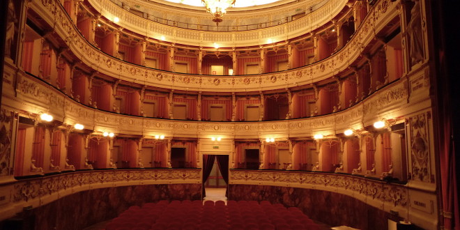 ‘Sembra di essere a teatro’