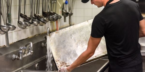 Ristorazione: lavorare come lavapiatti per arrotondare lo stipendio